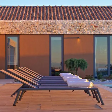 Villa Luxury Brand New With 360 Views!