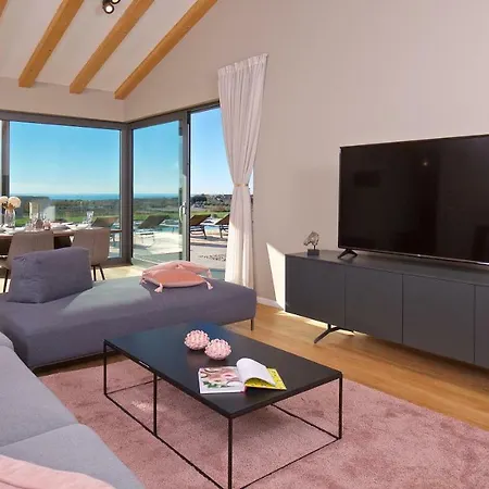 Luxury Brand New With 360 Views! *